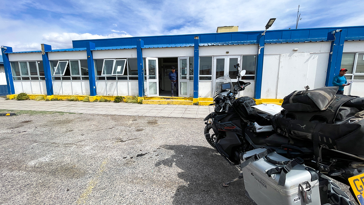 A picture of the immigration building at the Ollague border crossing