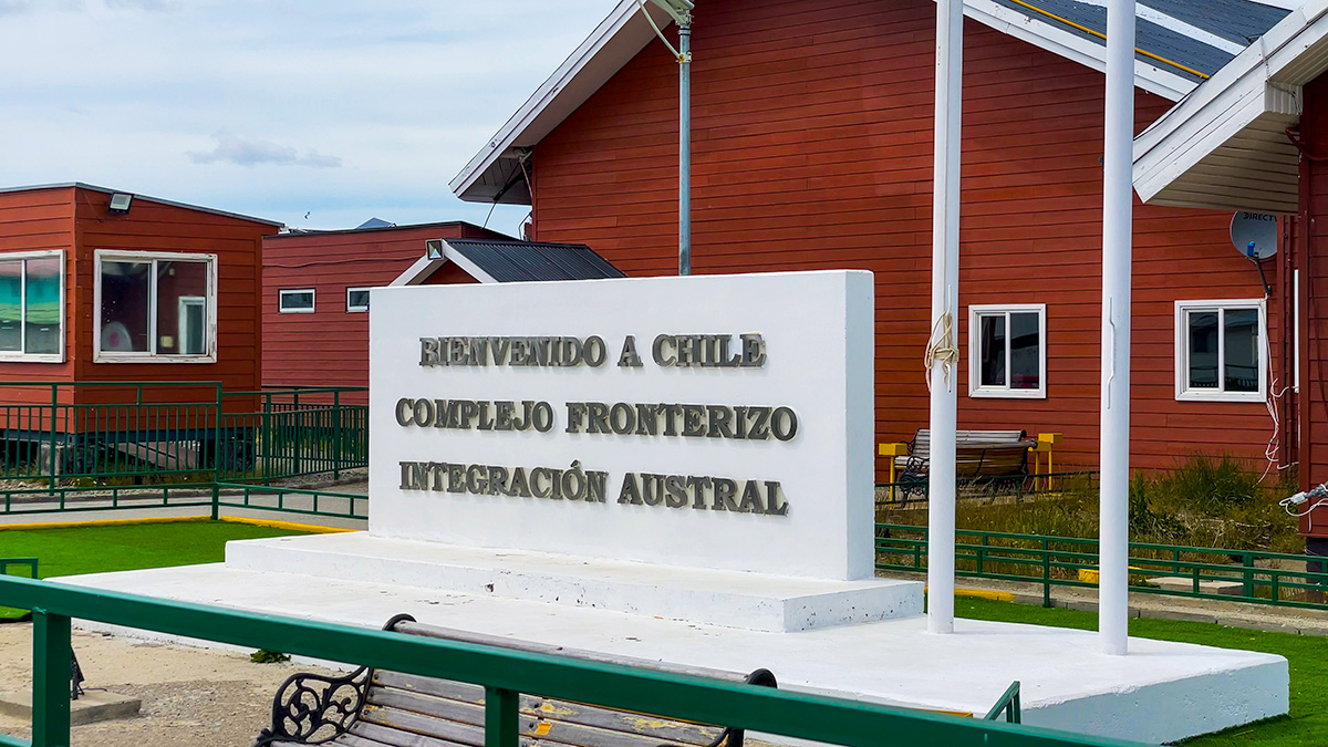 A photo of the sign outside the Chilean border crossing building at Paso Integracion Austral.