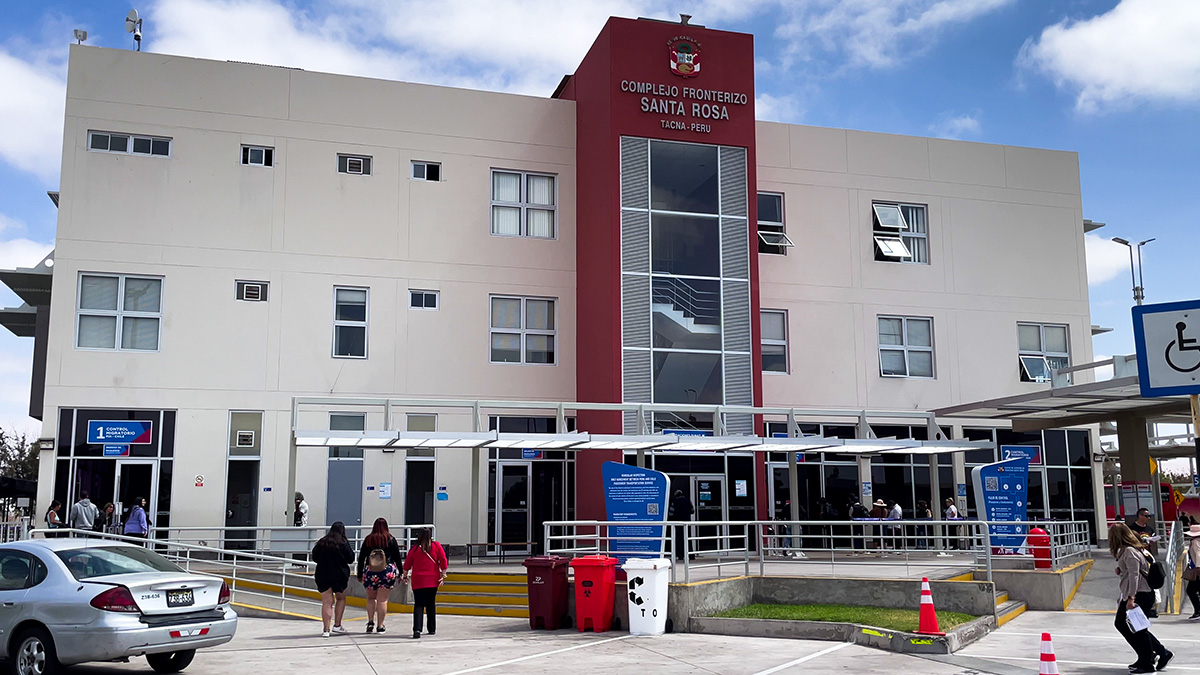 A picture of the customs and immigration building at the Santa Rosa border crossing between Chile and Peru.